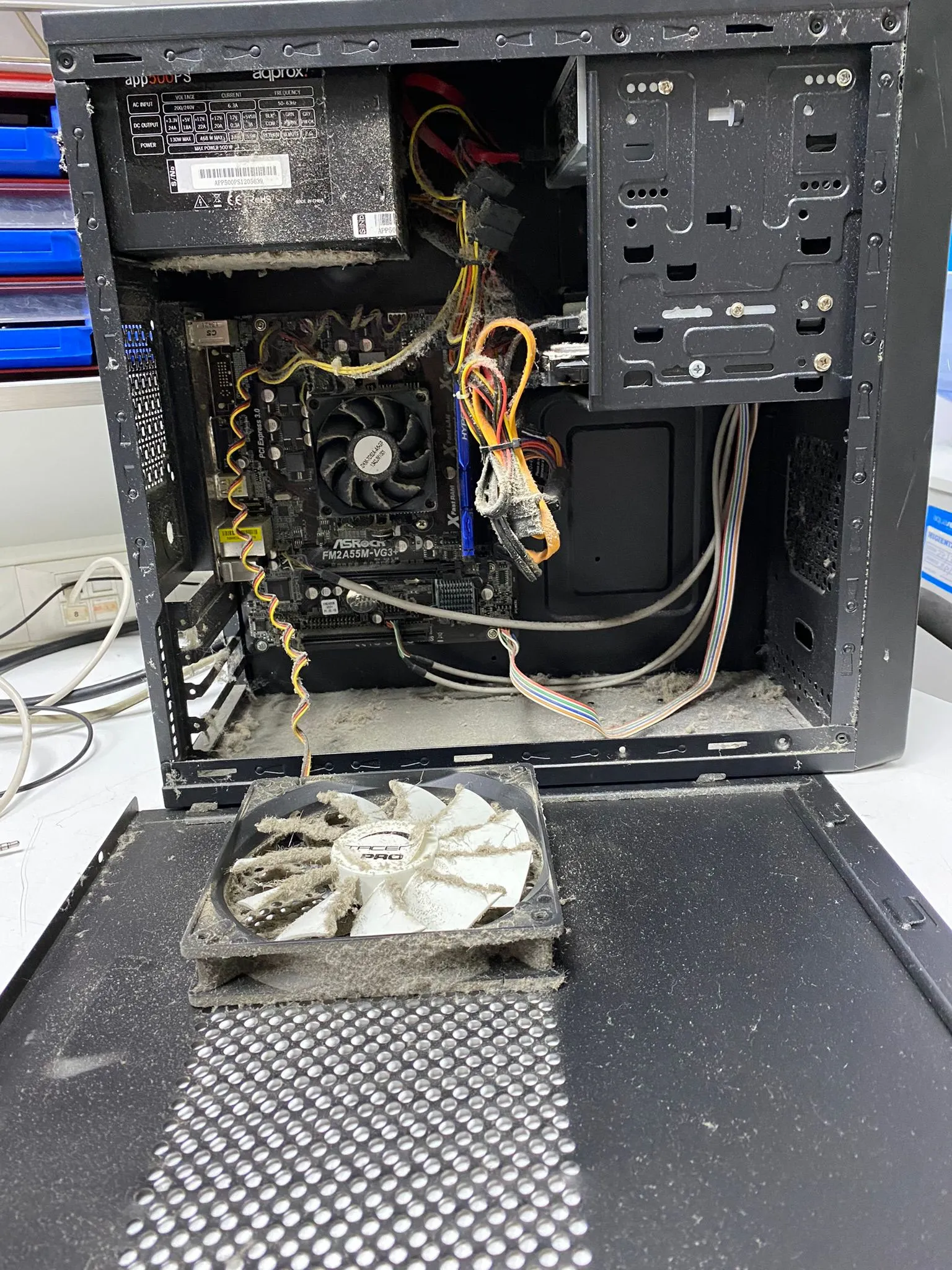 Interior de PC de escritorio antes de limpieza