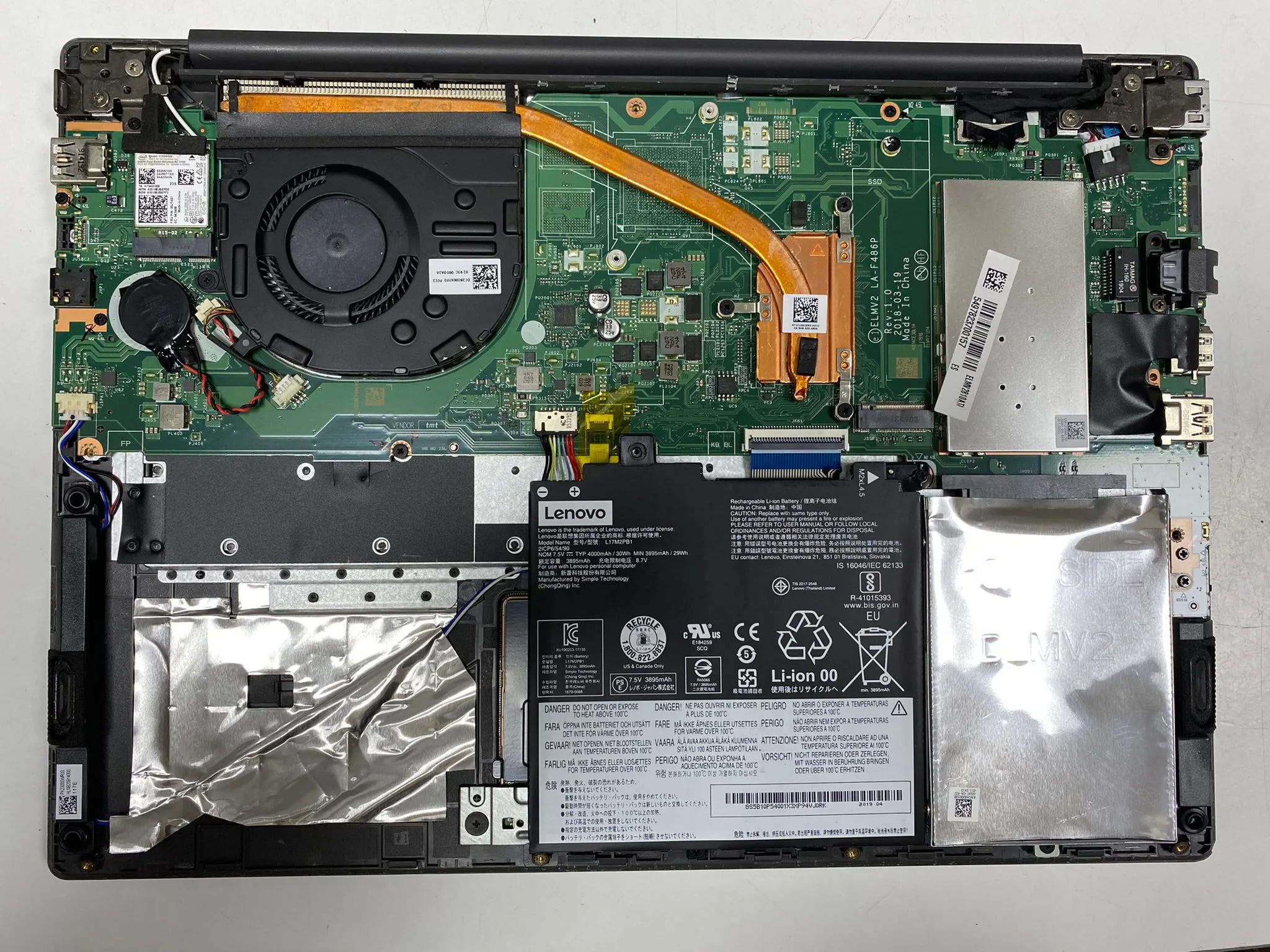 Interior de portátil Lenovo con batería