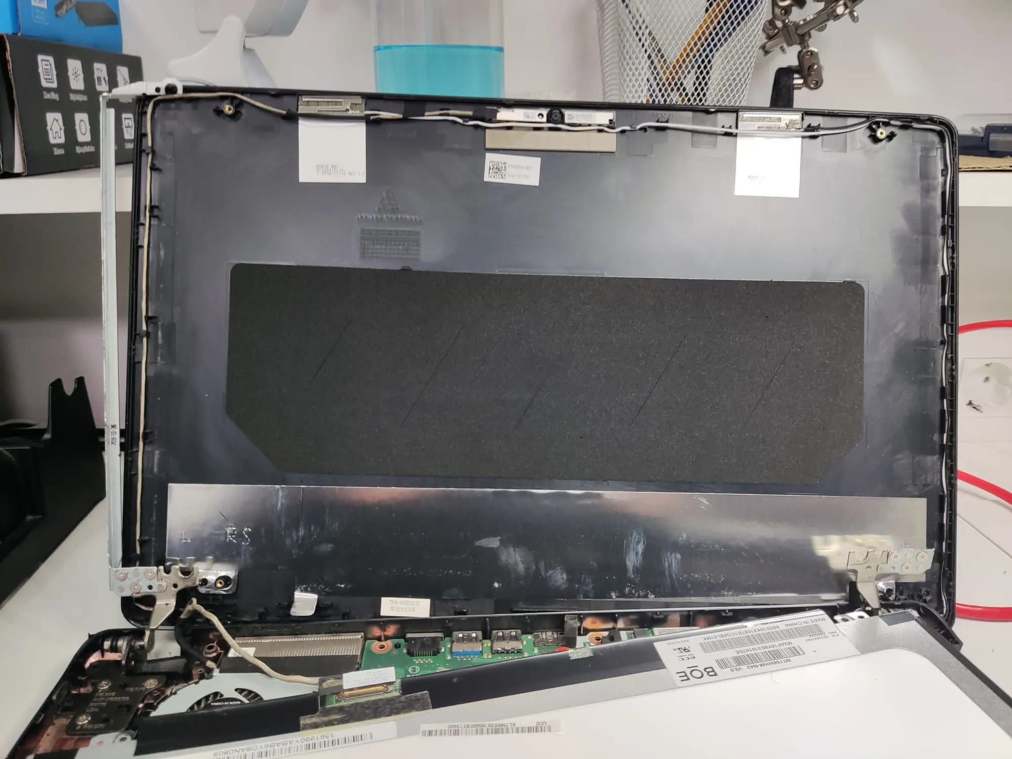 Parte trasera de portátil Acer con RAM y Wi-Fi